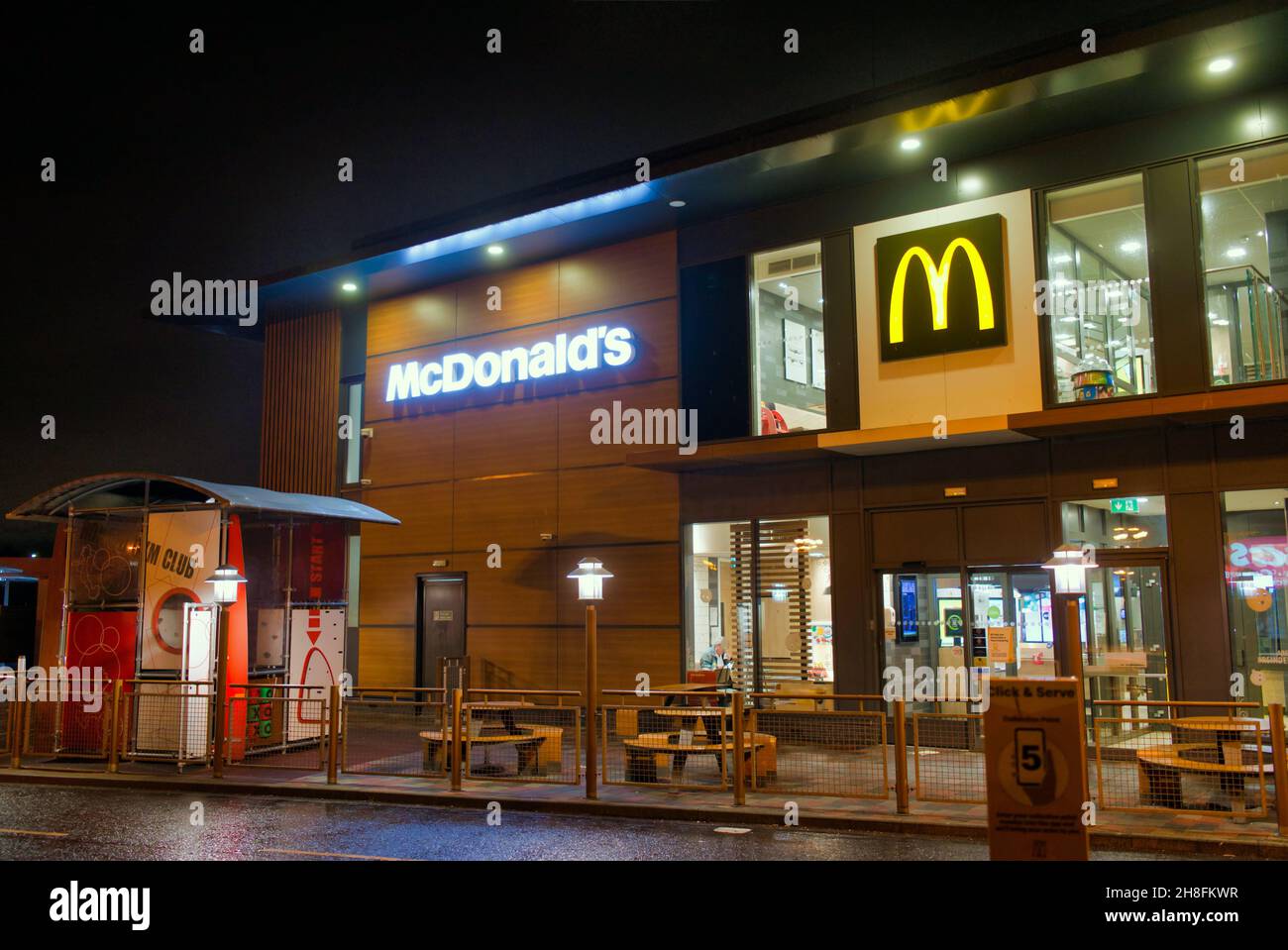 Tard dans la nuit McDonalds drive dans le grand parc de l'ouest de la vente au détail Glasgow, Ecosse, Royaume-Uni Banque D'Images