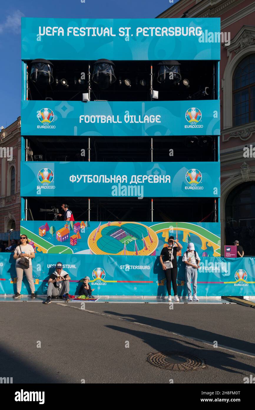Saint-Pétersbourg, Russie - 12 juin 2021 : zone fan au Championnat de football Euro 2020 avec une plate-forme pour la radiodiffusion et les journalistes Banque D'Images