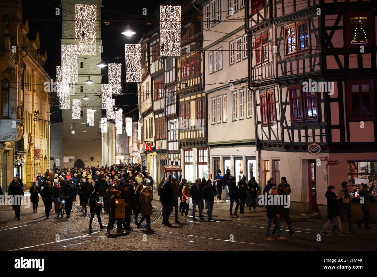 Erfurt, Allemagne.29 novembre 2021.Les personnes avec des bougies marchent le long de Marktstraße jusqu'à Domplatz.Dans la capitale de l'État, des centaines de personnes se sont rassemblées pour une manifestation non annoncée de Corona.L'incidence de la couronne en Thuringe a continué d'augmenter au début de la semaine.Pendant ce temps, sept comtés de l'État libre et de la ville de Gera montrent une incidence de plus de 1000.Credit: Martin Schutt/dpa-Zentralbild/dpa/Alay Live News Banque D'Images