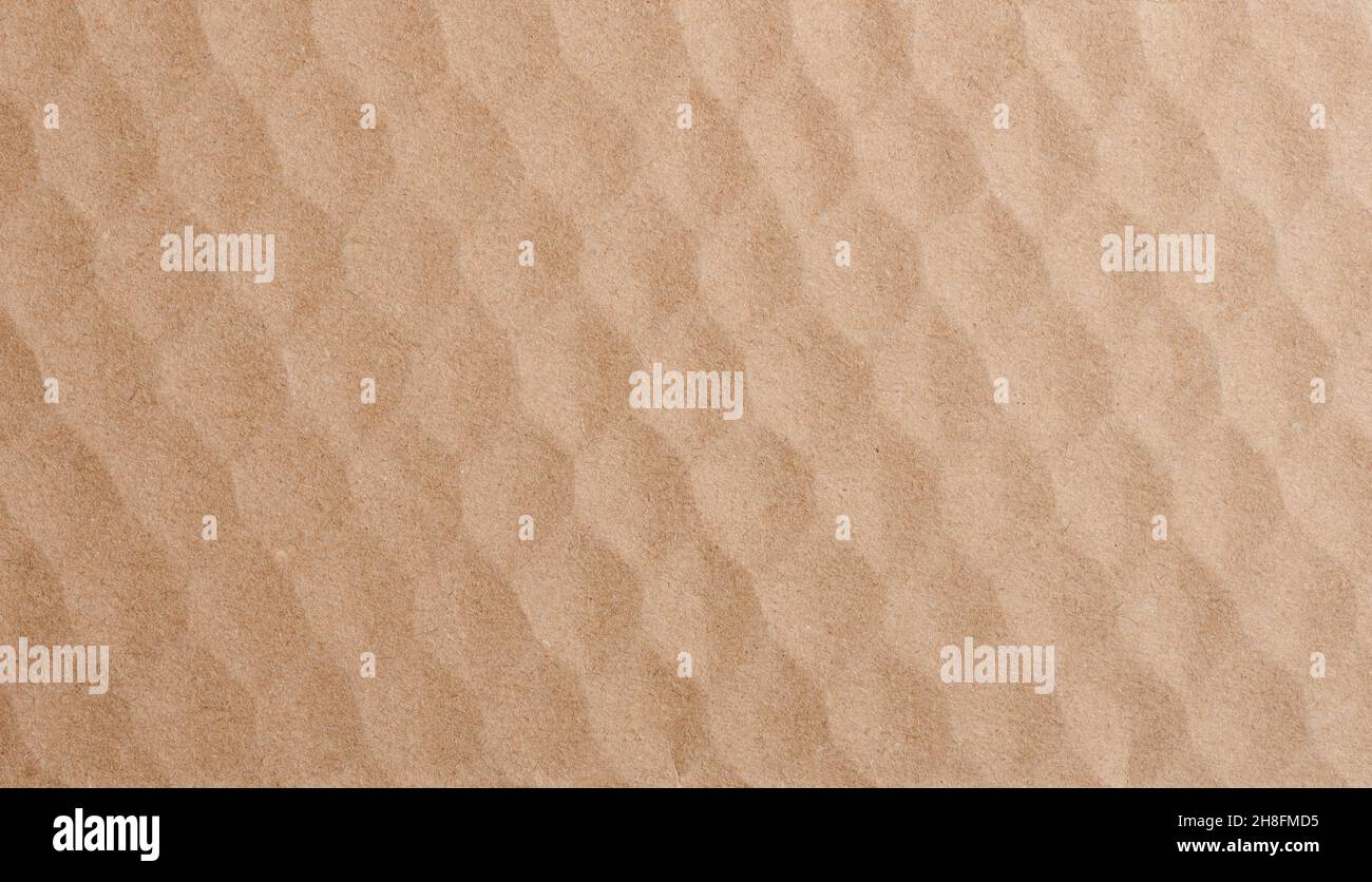 Les plis en forme de losange sur l'arrière-plan du papier marron sont rapprochés Banque D'Images