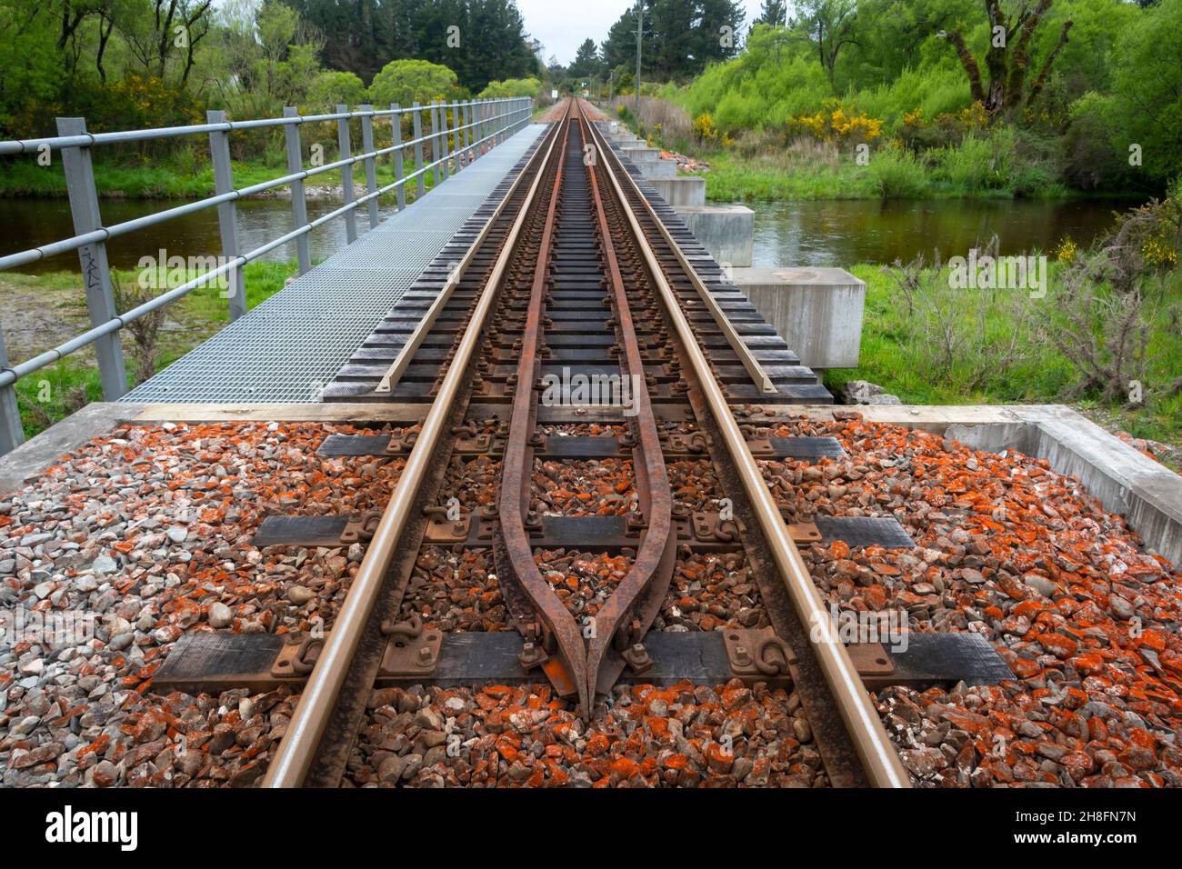 Ligne de chemin de fer droite près de Moana, Westland, South Island, Nouvelle-Zélande Banque D'Images