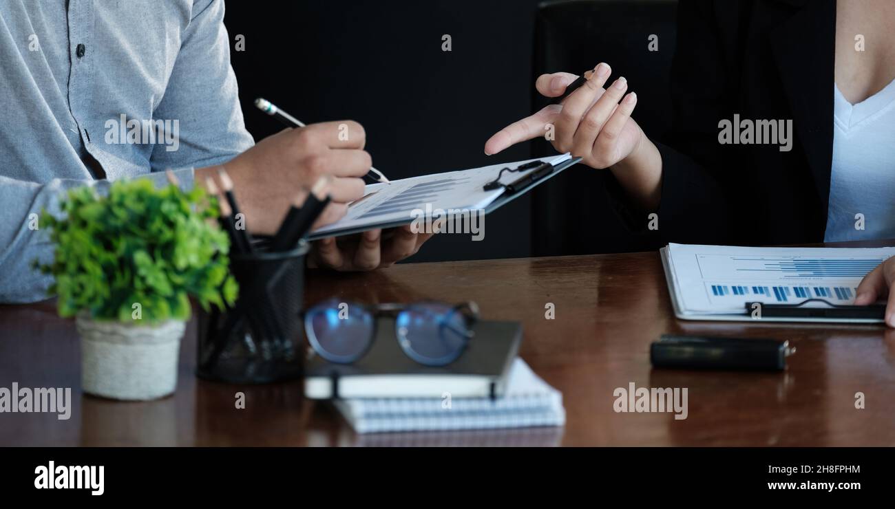 Réunion de gros plan des professionnels pour discuter de la situation sur le marché. Business Financial Banque D'Images