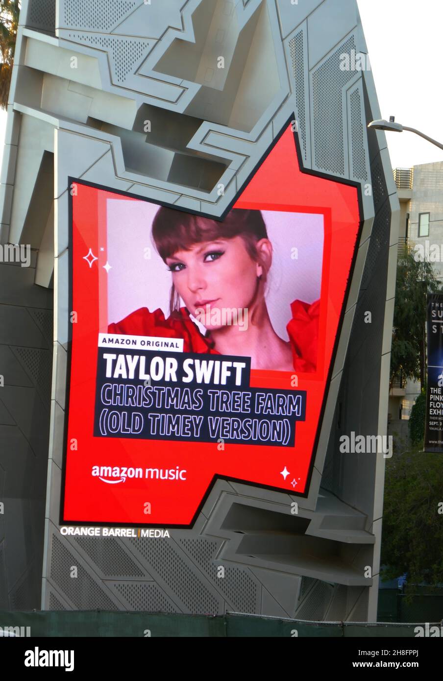 Los Angeles, Californie, États-Unis 27 novembre 2021 Une vue générale de l'atmosphère de Taylor Swift Billboard The Sunset Spectacular sur Sunset Blvd le 27 novembre 2021 à Los Angeles, Californie, États-Unis.Photo par Barry King/Alay stock photo Banque D'Images
