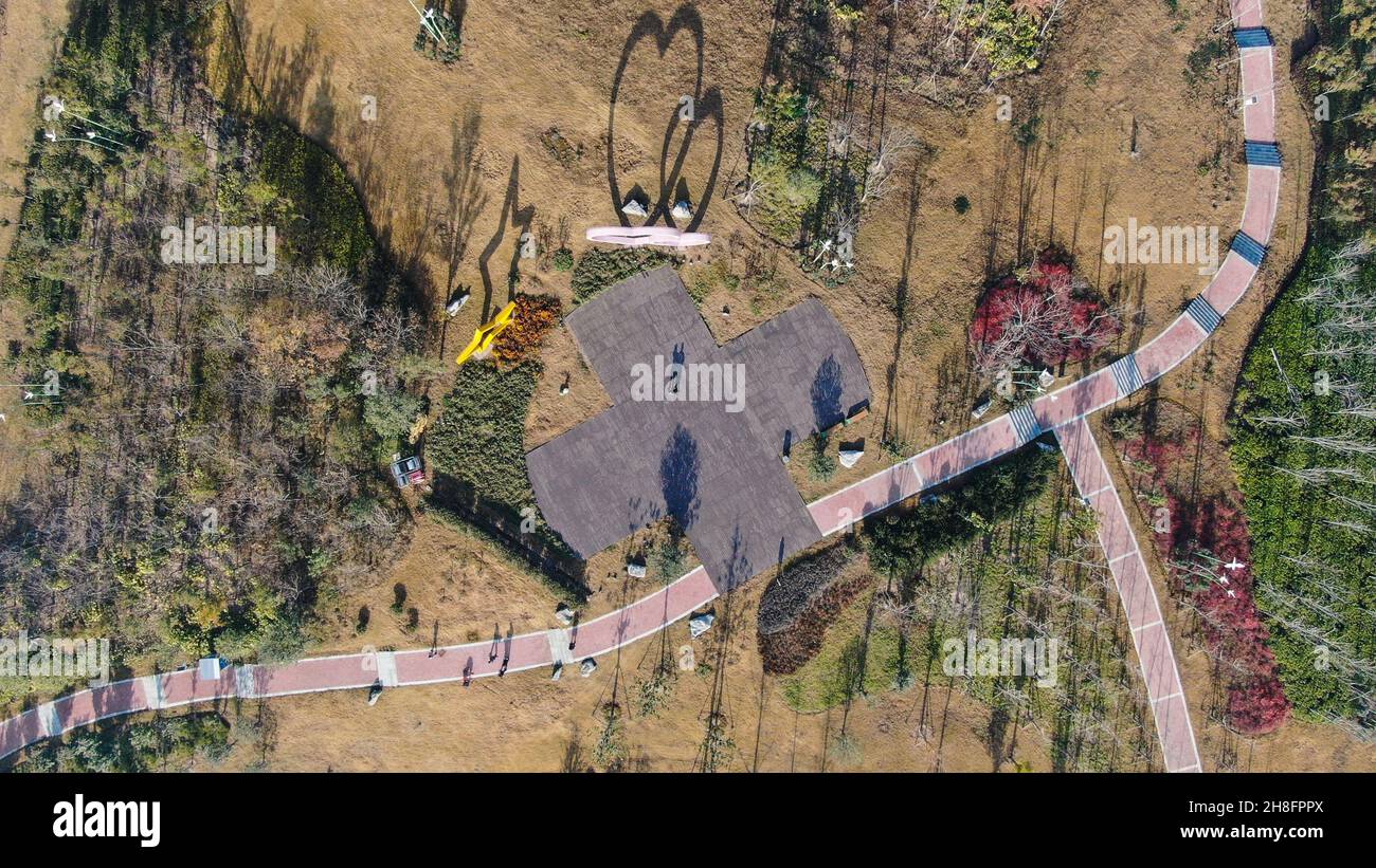 Huaibei.25 novembre 2021.La photo aérienne prise le 25 novembre 2021 montre une vue sur un parc à Huaibei, dans la province d'Anhui en Chine orientale.Les autorités locales de Huaibei ont fait des efforts pour transformer la zone de subsidence de la collierie en parcs écologiques.Credit: Han Xu/Xinhua/Alay Live News Banque D'Images