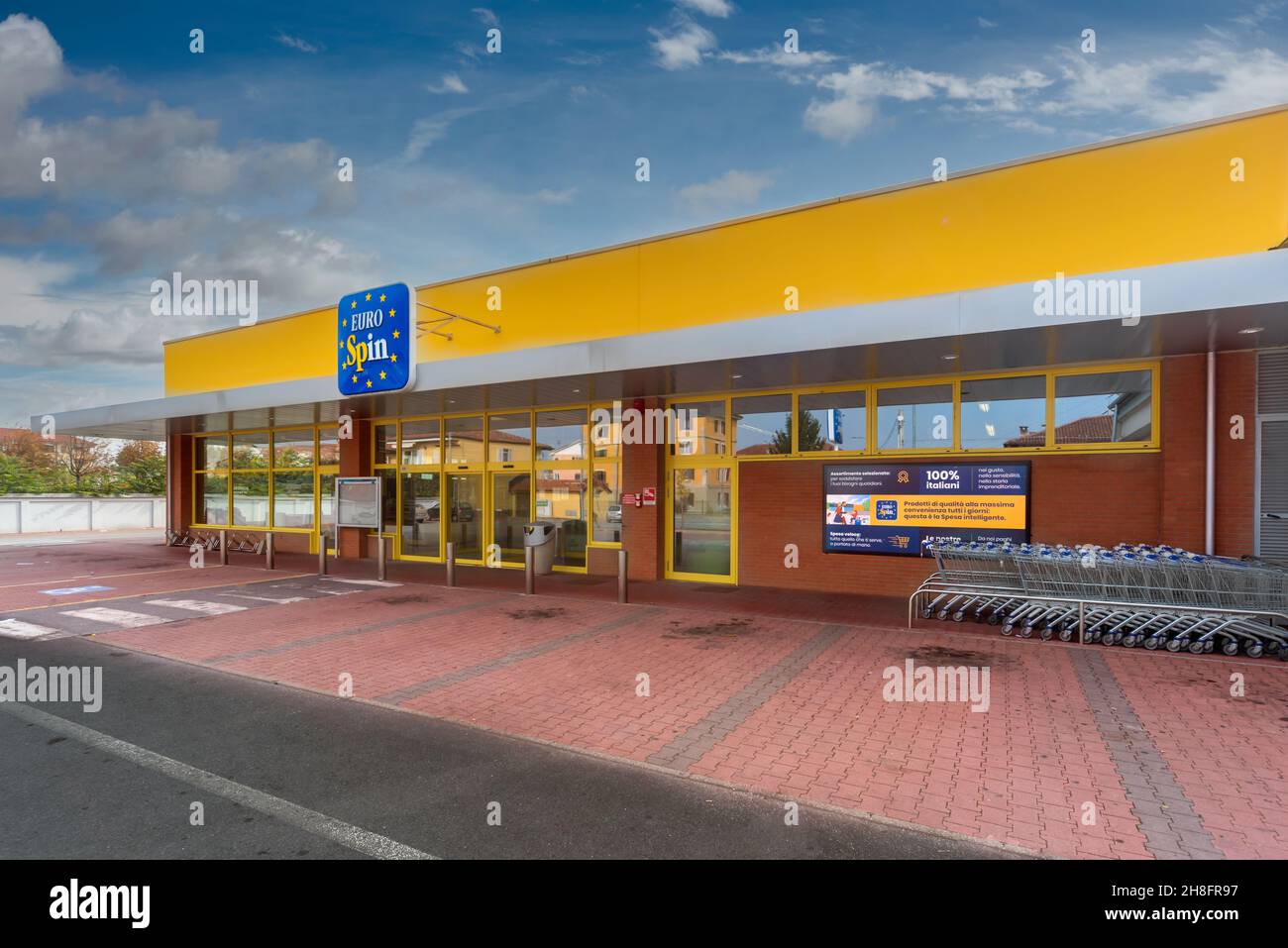 Fossano, Italie - 24 octobre 2021 : supermarché Eurospin discount contre le ciel bleu avec des nuages blancs.C'est une société italienne dans la grande échelle d Banque D'Images