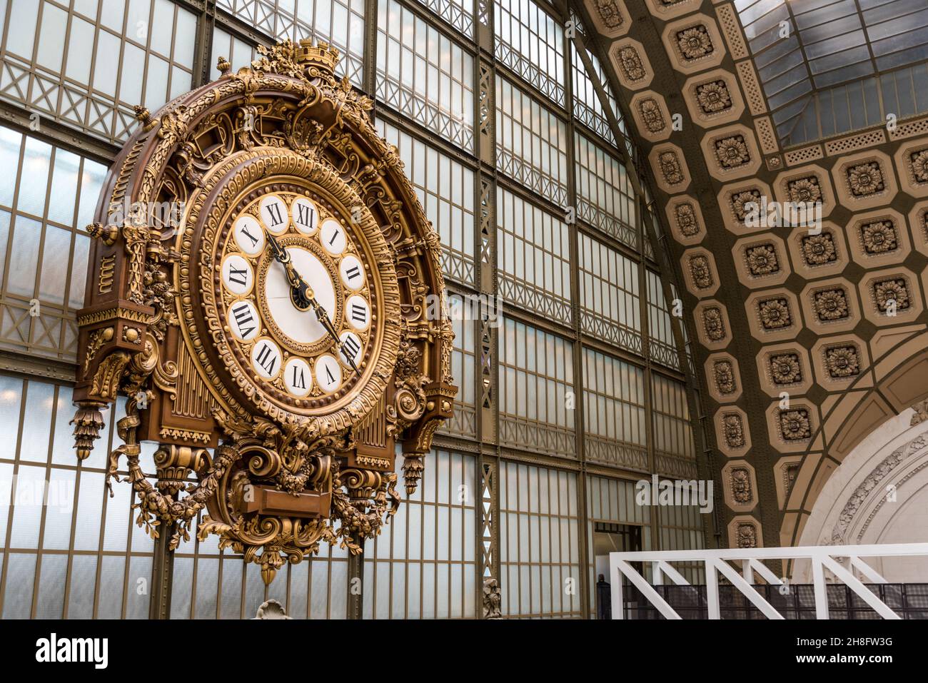 Horloge ornée à la salle principale du célèbre musée d'Orsay à Paris, France Banque D'Images