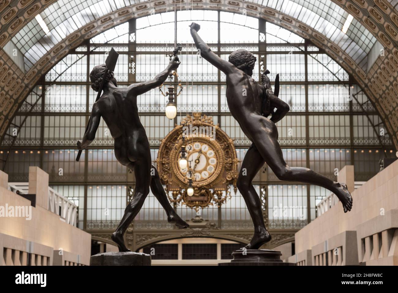 Horloge ornée à la salle principale du célèbre musée d'Orsay à Paris, France Banque D'Images