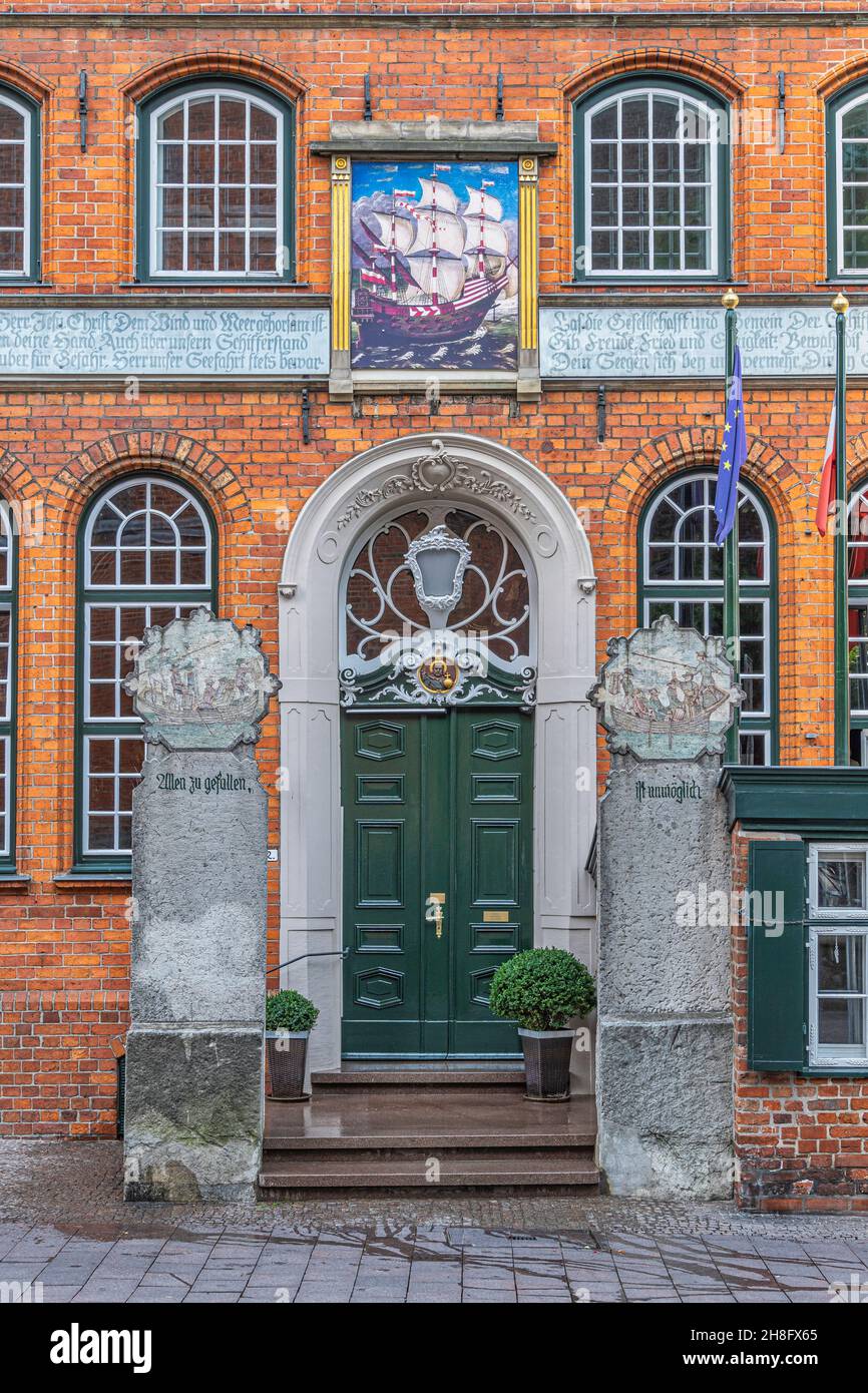 La façade du bâtiment historique qui abritait la Schiffergesellschaft, une association maritime historique, abrite actuellement un restaurant.Allemagne Banque D'Images