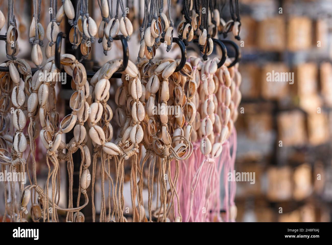 Gros plan de bracelets en coques à vendre sur le marché en plein air de Malia, Crète, Grèce Banque D'Images