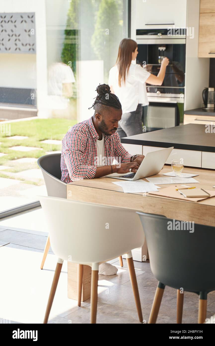Homme et femme sérieux travaillant dans la cuisine Banque D'Images