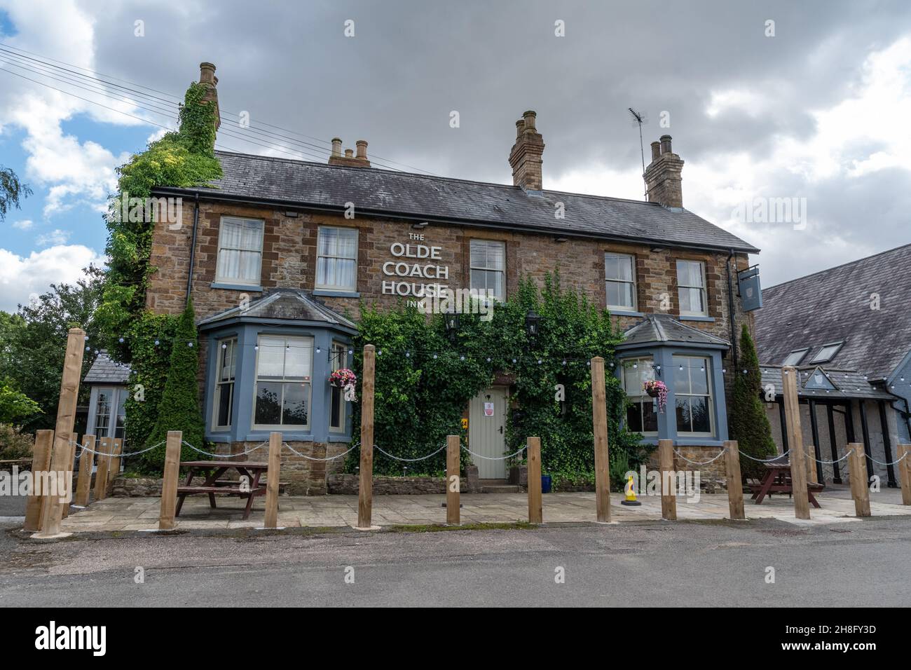 Olde Coach House Inn dans le joli village de Ashby St Ledgers, Northamptonshire, Royaume-Uni; fait partie de la chaîne de pub crédible Inn Banque D'Images
