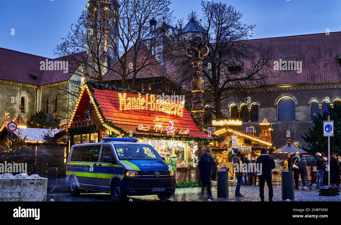 Braunschweig, Allemagne, 28 novembre 2021 : fourgonnette de police à l'entrée du marché de Noël 2021 pour contrôler et surveiller les lois de la couronne. Banque D'Images