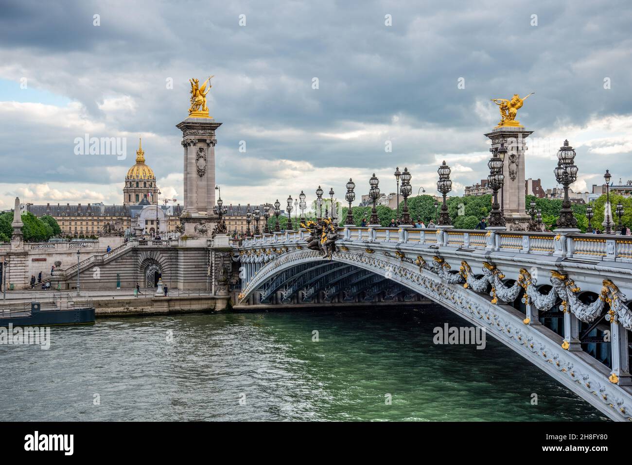 Pont Alexandre III avec vue sur le Musée militaire, Paris France Banque D'Images