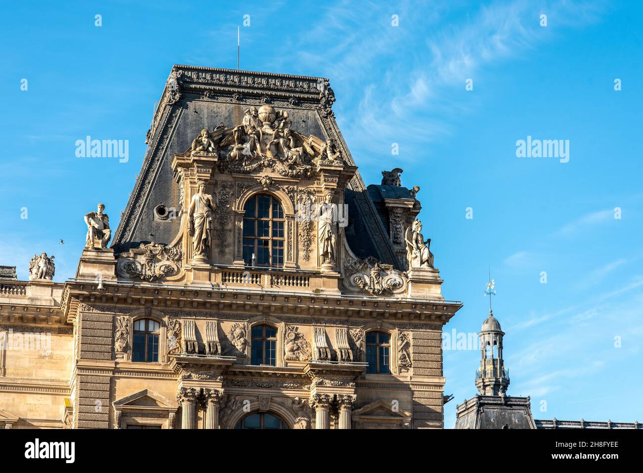 Détail de la façade de l'aile gauche du Palais du Louvre lors d'une journée ensoleillée d'été à Paris, France Banque D'Images
