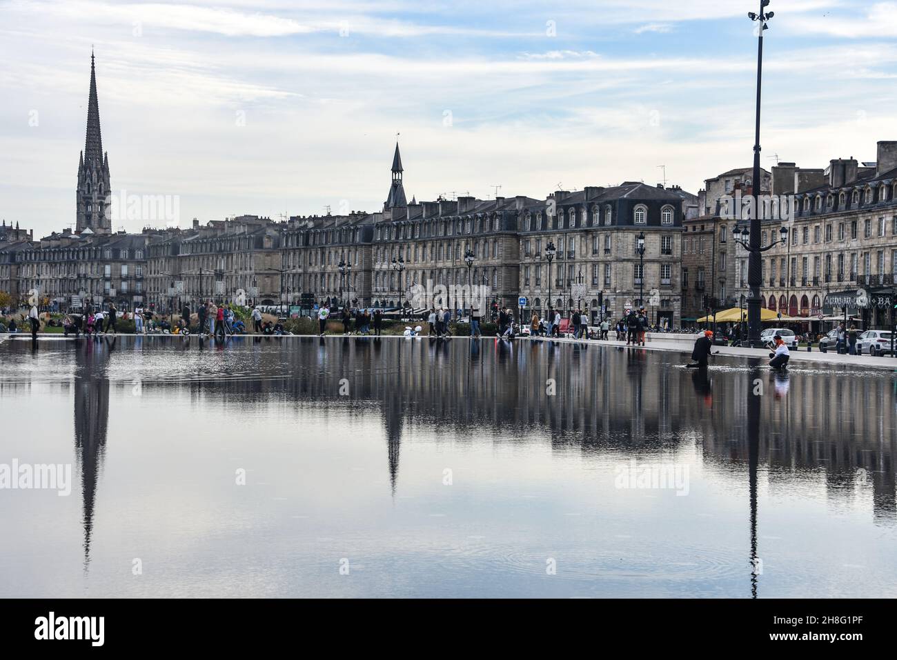 Bordeaux, France - 7 novembre 2021 : Water Mirror et place de la Bourse à Bordeaux, France Banque D'Images