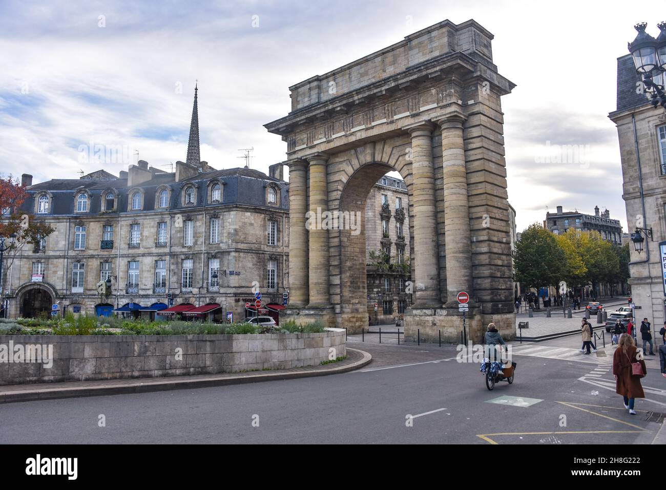 Bordeaux, France - 8 novembre 2021 : Port du Bourgogne, site d'intérêt Arc de pierre de style romain construit dans les années 1750 comme une porte symbolique de la ville Banque D'Images