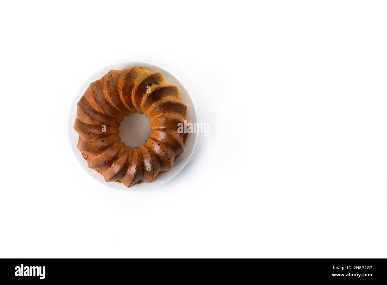 Petit gâteau traditionnel avec raisins secs isolés sur fond blanc Banque D'Images