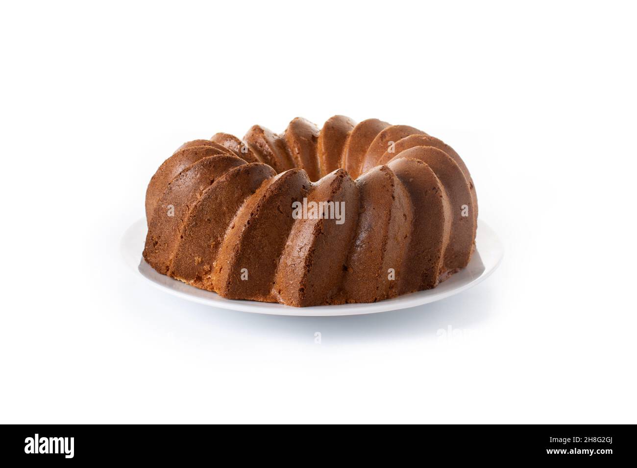 Petit gâteau traditionnel avec raisins secs isolés sur fond blanc Banque D'Images