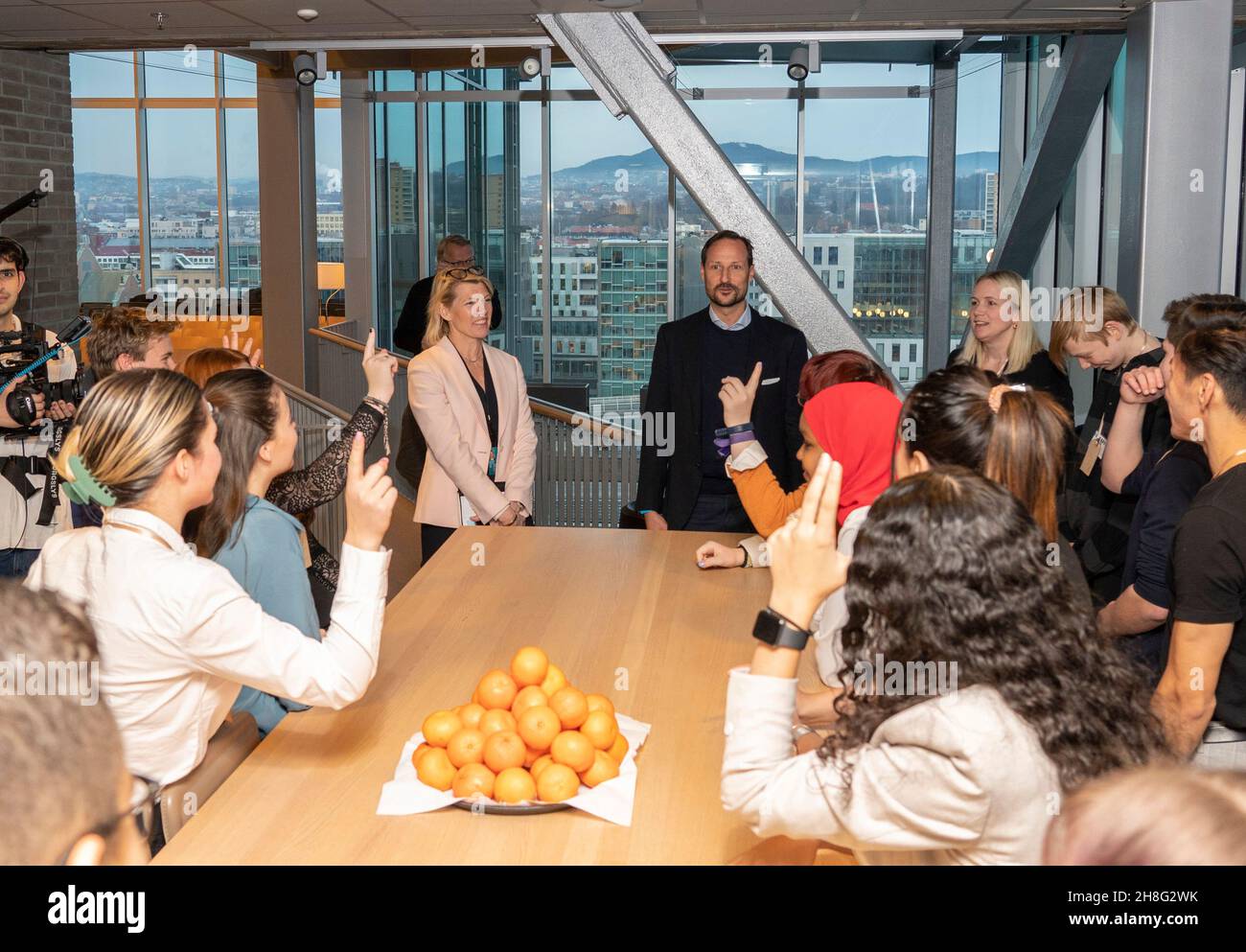 Oslo 20201129.le Prince héritier Haakon et le PDG de DNB Kjerstin Braaten à la réunion où la fondation du Prince héritier et de la Princesse de Couronne souhaite mettre en valeur la voix des jeunes.Par conséquent, la fondation lance maintenant une «future réunion» où les jeunes peuvent discuter des sujets actuels et transmettre leurs points de vue directement aux décideurs.Photo: Terje Bendiksby / NTB Banque D'Images