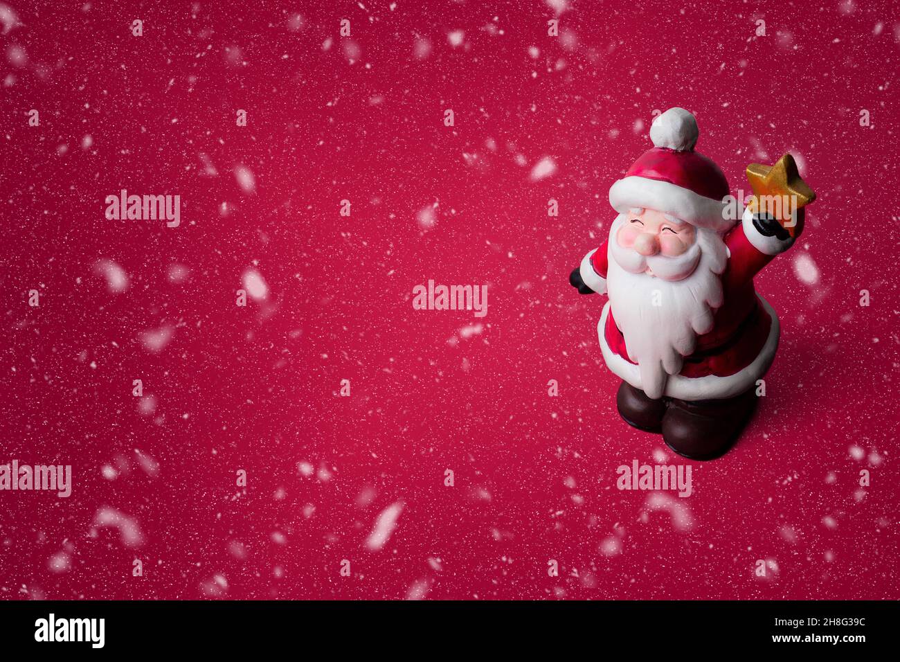 Décoration de Noël du Père Noël sur fond de neige rouge avec espace copie. Banque D'Images