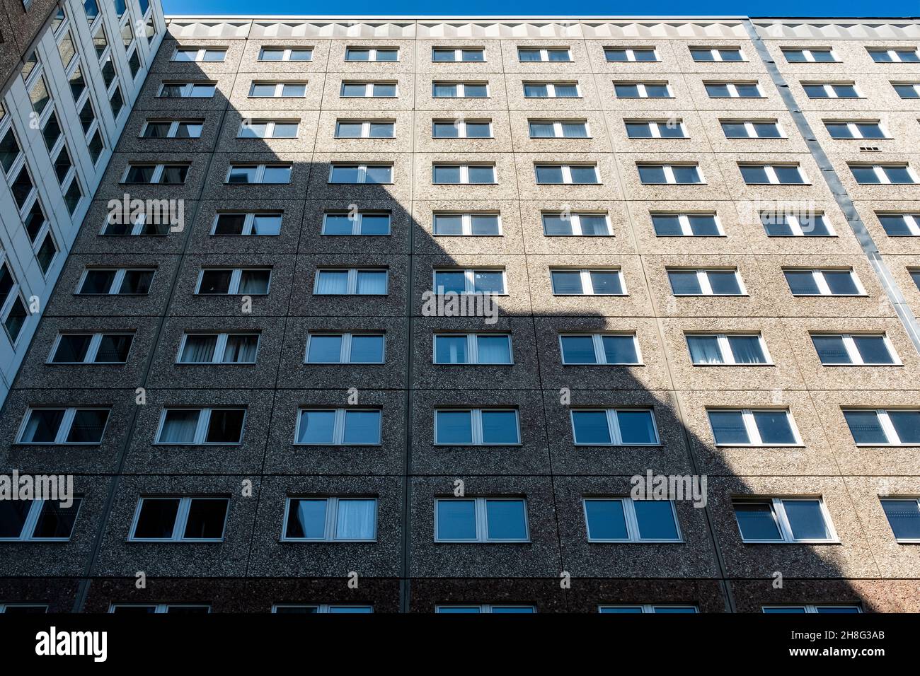 Berlin, Allemagne.L'un des nombreux bâtiments, où l'ancien Service de renseignement de Stasi était situé à Berlin-est, jusqu'à ce que le mur soit détruit en 1989.Depuis, c'est un musée qui accueille les Archives de la Stasi, accessibles aux personnes d'intérêt.Bel exemple d'architecture de Plattenbau est-allemande. Banque D'Images