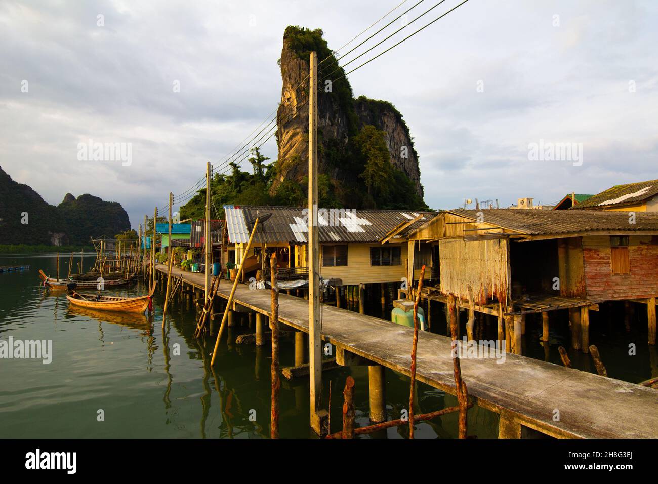 Village de pêcheurs de Koh Panyee sur l'eau de la baie de Phang Nga, Thaïlande Banque D'Images