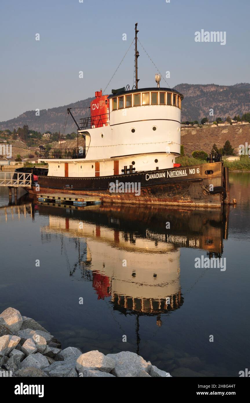 PENTCTO, CANADA - 14 juillet 2021 : un paysage tranquille d'un bateau au lac Okanagan à Penticton, Canada Banque D'Images