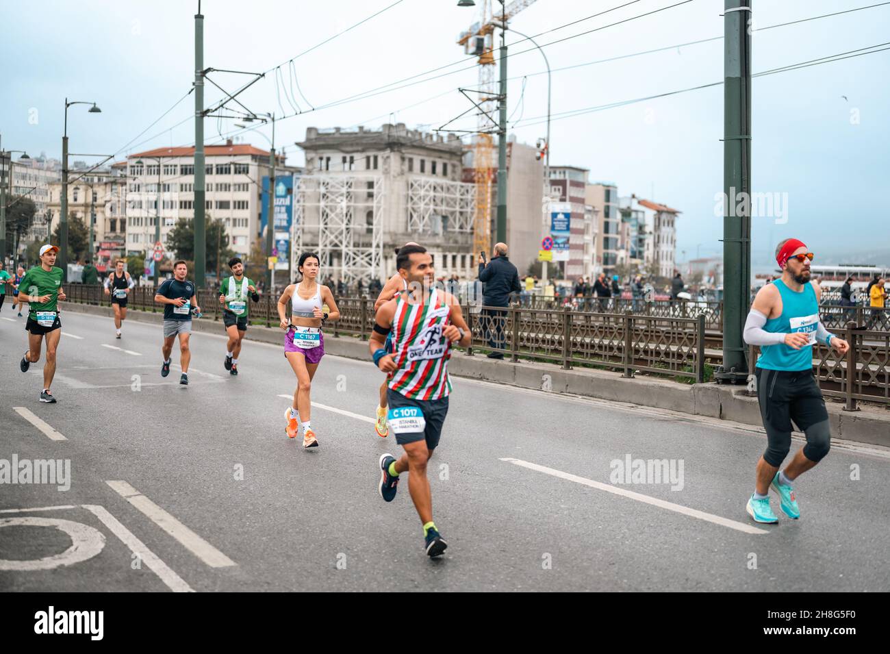 Istanbul, Turquie - 07 novembre 2021 : 43ème Marathon d'Istanbul.Les athlètes qui participent au 43ème marathon d'Istanbul qui comprend deux continents dans une course.Ma Banque D'Images Istanbul, Turquie - 07 novembre 2021 : 43ème Marathon d'Istanbul.Les athlètes qui participent au 43ème marathon d'Istanbul qui comprend deux continents dans une course.Ma Banque D'Images