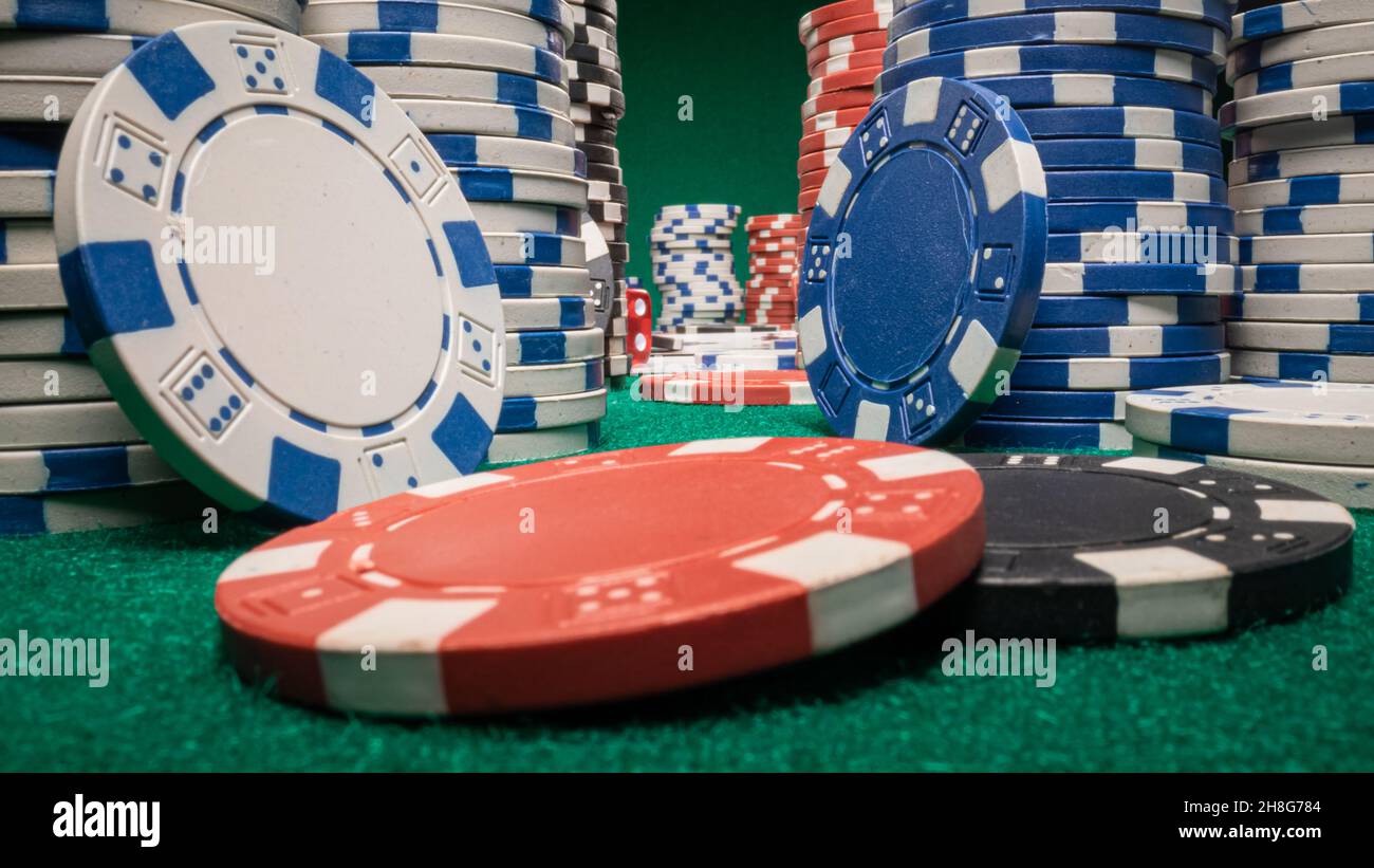 Table de jeu verte avec cartes et jetons.Texas Holdem.Texas holdem un jeu de poker. Banque D'Images