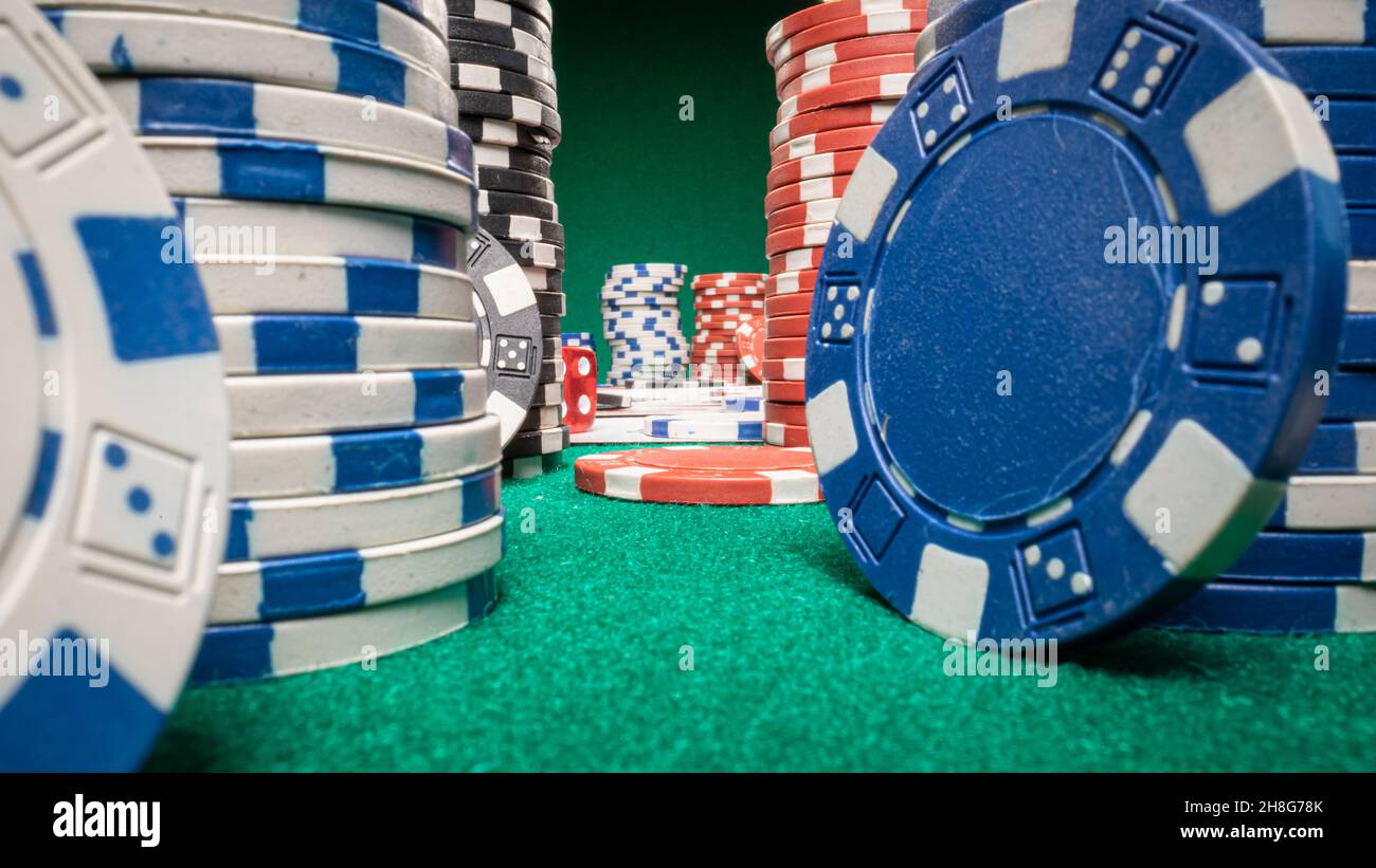Table de jeu de poker avec cartes et jetons.Jeu de poker.Texas holdem un jeu de poker. Banque D'Images