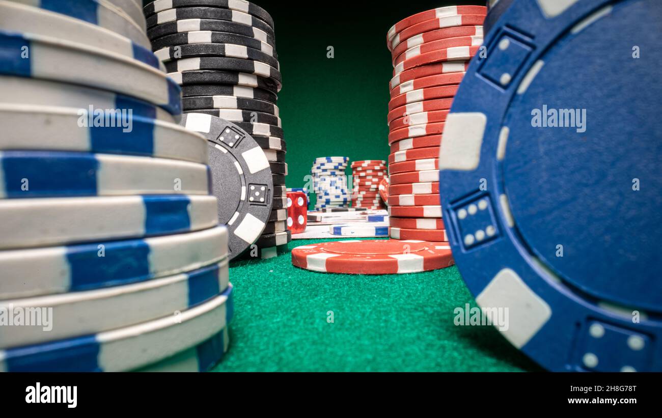 Table de jeu verte pendant le jeu.Texas Holdem.Texas holdem un jeu de poker. Banque D'Images