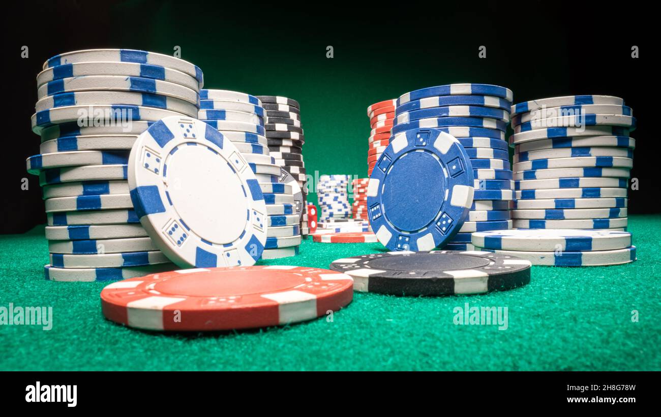 Table de jeu verte avec cartes et jetons.Jeu de poker.Texas holdem un jeu de poker. Banque D'Images