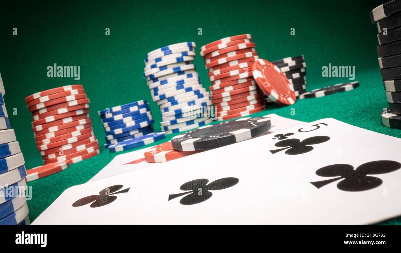 Gros plan de la table de jeu avec des cartes et des jetons.Jeu de poker.Texas holdem un jeu de poker. Banque D'Images