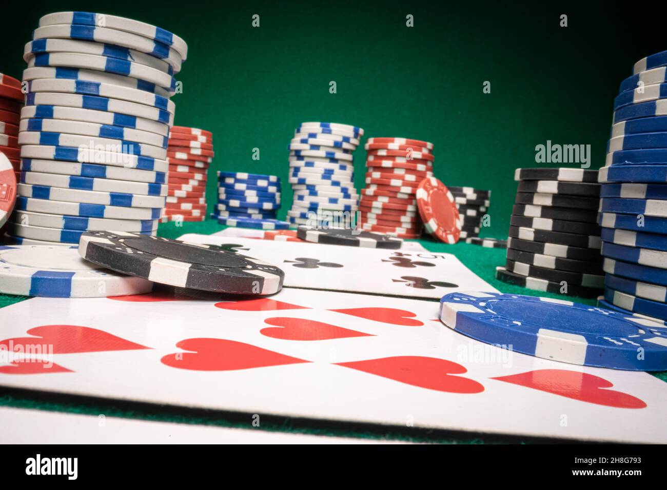 Gros plan de la table de jeu avec des cartes et des jetons.Texas Holdem.Texas holdem un jeu de poker. Banque D'Images