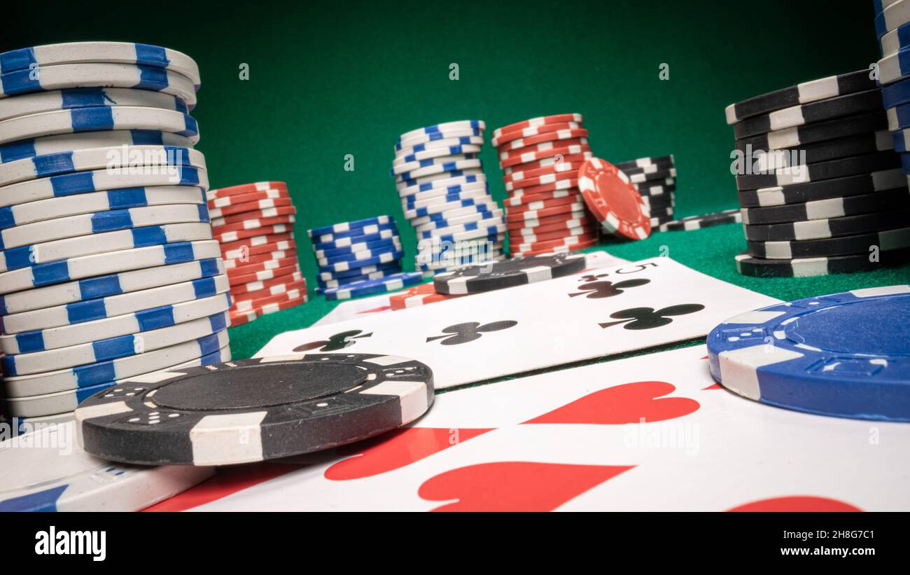 Table de jeu verte pendant le jeu.Jeu de poker.Texas holdem un jeu de poker. Banque D'Images