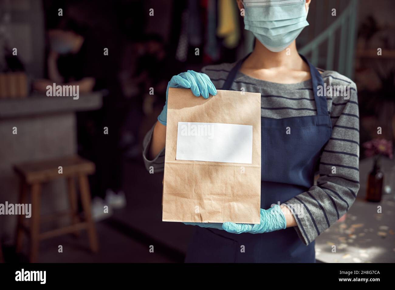 Serveuse asiatique servant le client au café-restaurant Banque D'Images