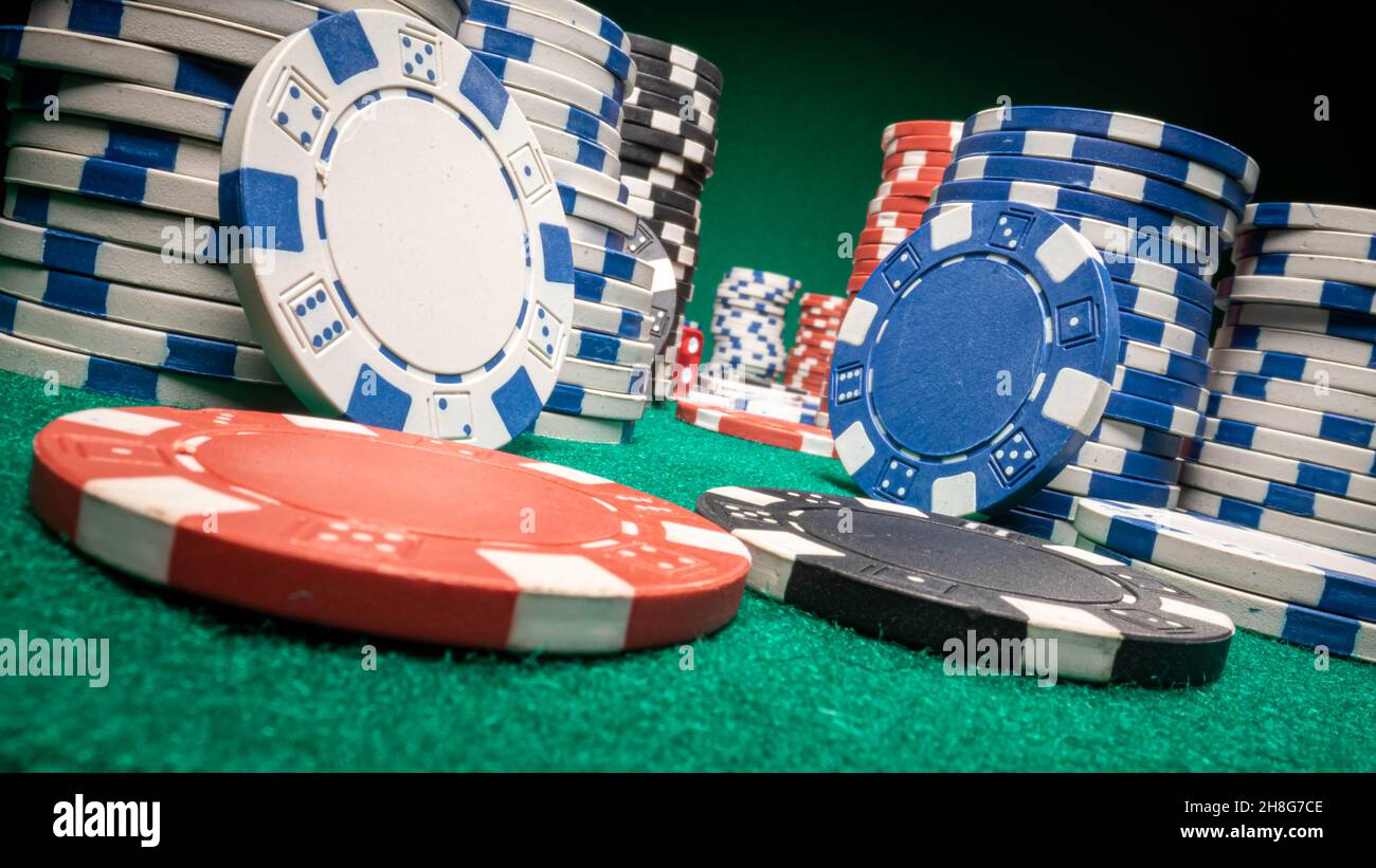 Table de jeux avec cartes et jetons.Texas Holdem.Texas holdem un jeu de poker. Banque D'Images