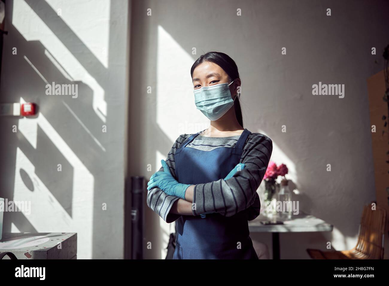 Femme asiatique posant à l'appareil photo à l'intérieur du café Banque D'Images