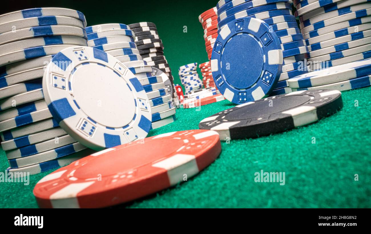 Texas Holdem pour quatre personnes.Table de poker avec jetons et cartes.Effet de parallaxe. Banque D'Images