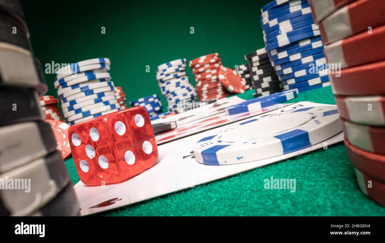 Table de poker avec jetons et cartes.Texas Holdem pour quatre personnes.Effet de parallaxe. Banque D'Images