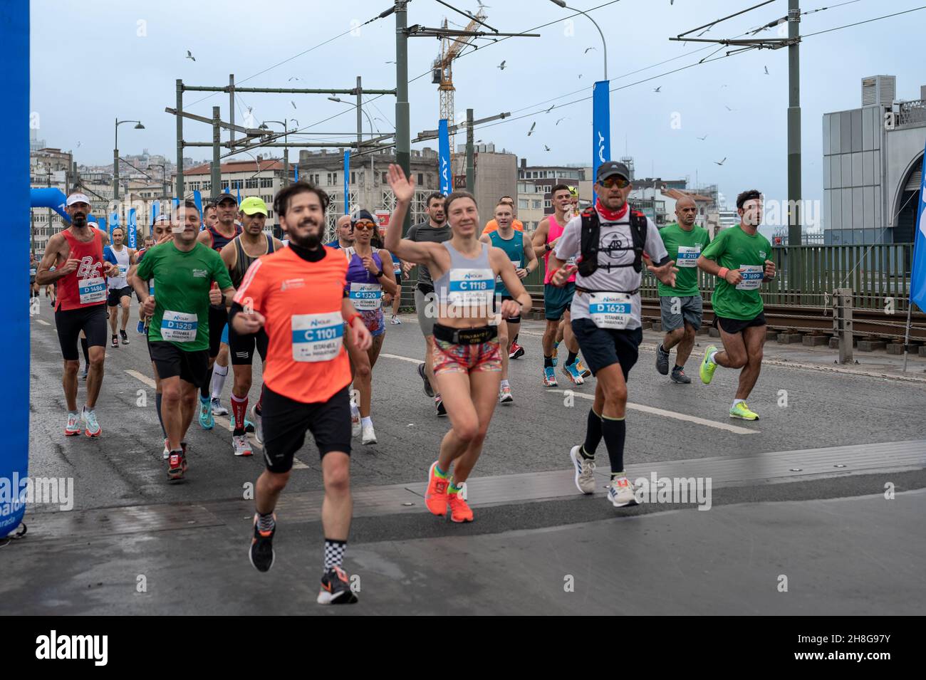 Istanbul, Turquie - 07 novembre 2021 : 43ème Marathon d'Istanbul.Les athlètes qui participent au 43ème marathon d'Istanbul qui comprend deux continents dans une course.NK Banque D'Images Istanbul, Turquie - 07 novembre 2021 : 43ème Marathon d'Istanbul.Les athlètes qui participent au 43ème marathon d'Istanbul qui comprend deux continents dans une course.NK Banque D'Images