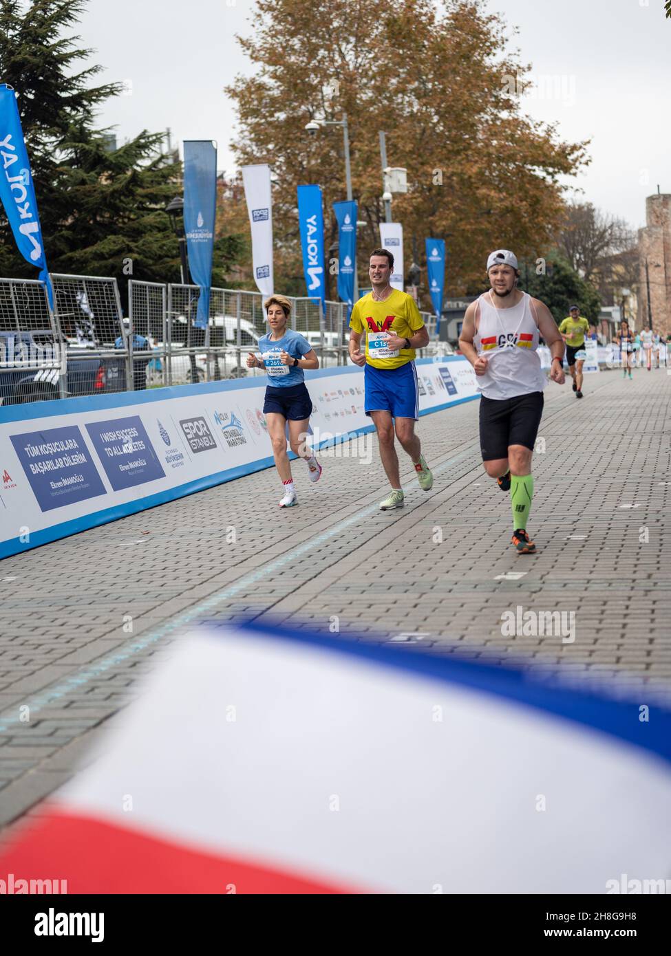Istanbul, Turquie - 07 novembre 2021 : 43ème Marathon d'Istanbul.Les athlètes qui participent au 43ème marathon d'Istanbul qui comprend deux continents dans une course.NK Banque D'Images Istanbul, Turquie - 07 novembre 2021 : 43ème Marathon d'Istanbul.Les athlètes qui participent au 43ème marathon d'Istanbul qui comprend deux continents dans une course.NK Banque D'Images
