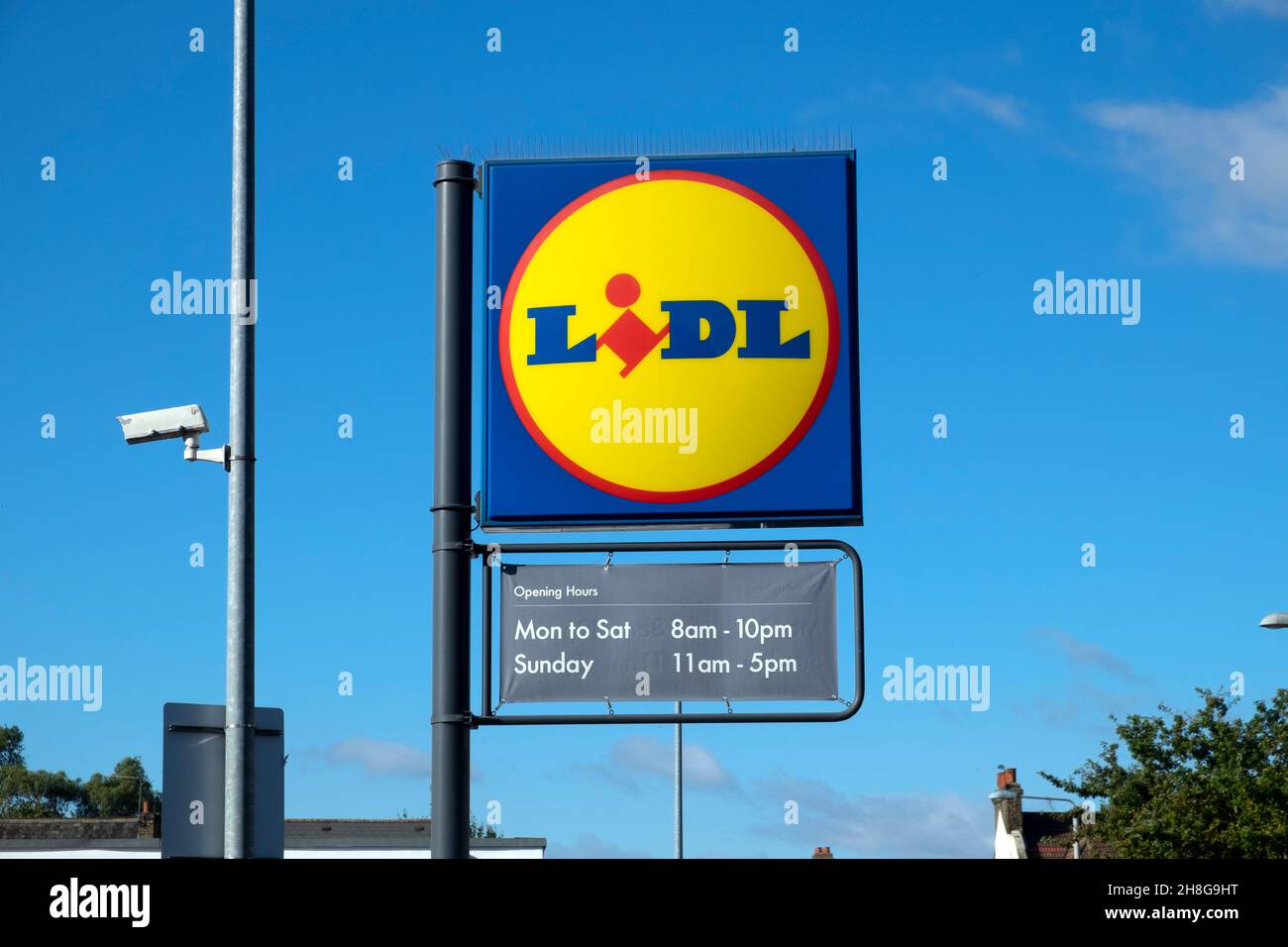 Vue extérieure du supermarché Lidl enseigne logo et heures d'ouverture ciel bleu à Cardiff pays de Galles Royaume-Uni Grande-Bretagne KATHY DEWITT Banque D'Images