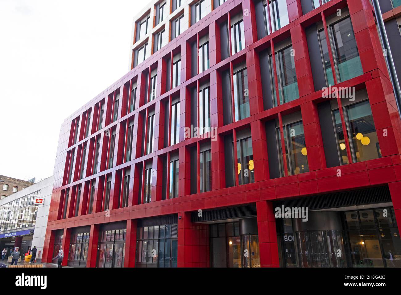 Façade extérieure rouge du bâtiment à l'extérieur de Bloom, au 48-50 Cowcross Street, près de la gare de Farringdon Islington Clerkenwell Londres EC1 Royaume-Uni KATHY DEWITT Banque D'Images