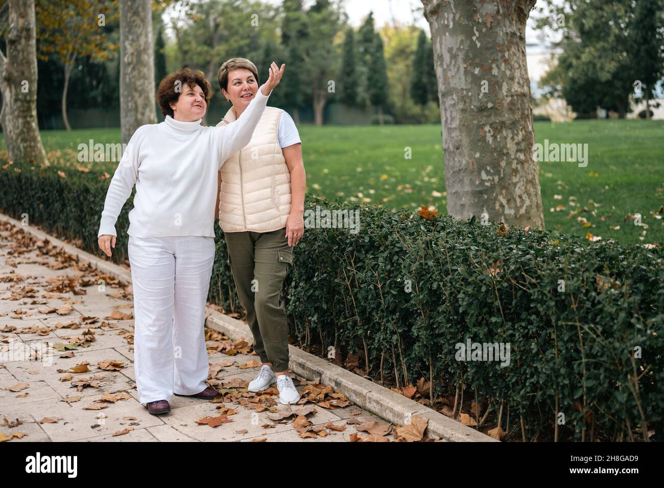 Deux femmes âgées à l'extérieur.Deux femme de sureau parlant.Deux vieux amis bavardent dans le parc.Des femmes d'âge moyen souriantes parlent à l'extérieur Banque D'Images