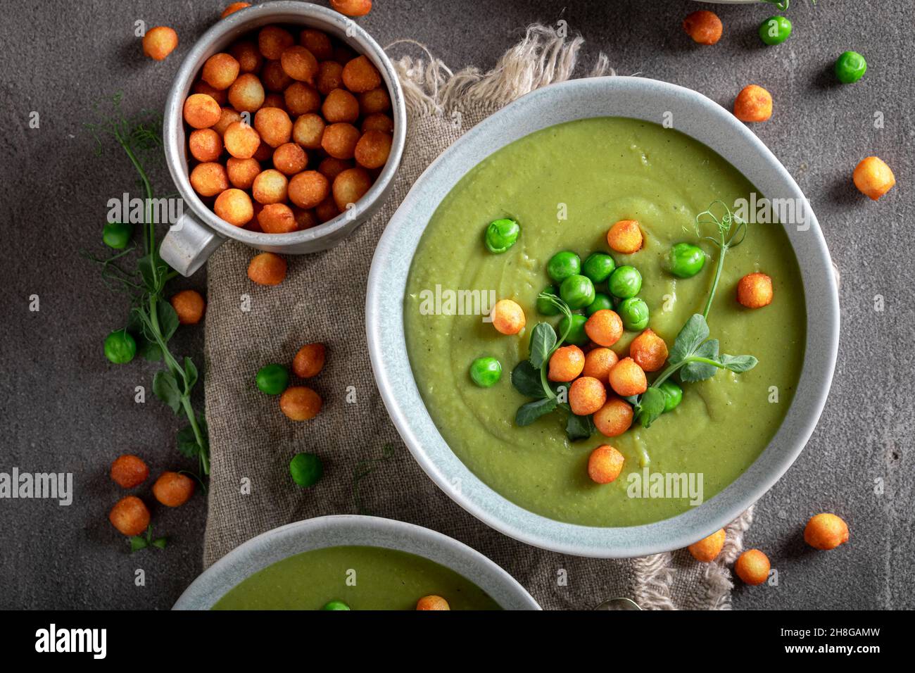 Soupe de pois faite maison à base de légumes frais.Soupe végétalienne verte à base de légumes. Banque D'Images