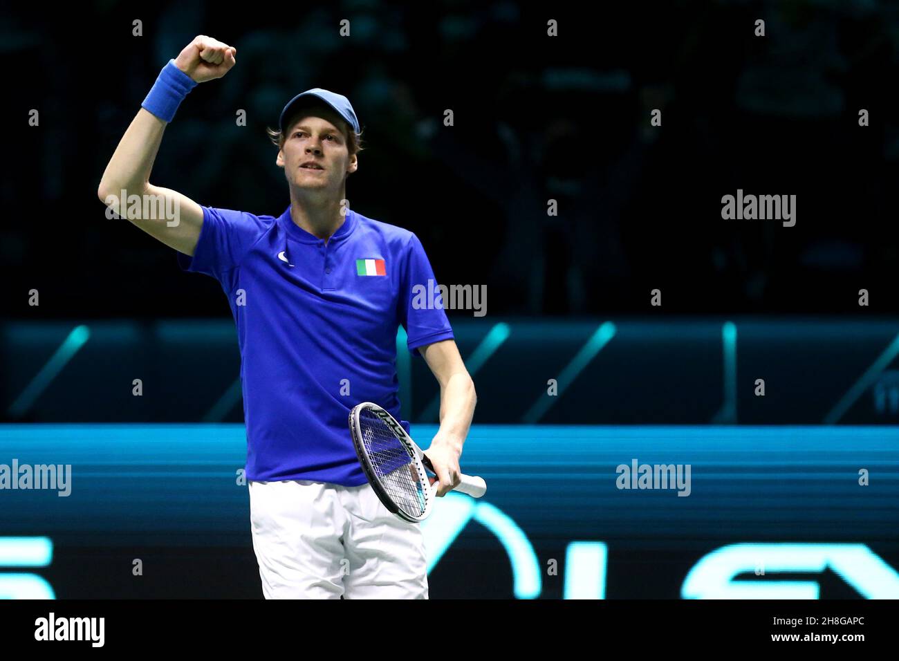 Jannik sinner d'Italie fête dans le match contre Marin Cilic de Croatie pendant le quart-finale de coupe Davis entre l'Italie et la Croatie à Pala Alpitour le 29 novembre 2021 à Turin, Italie . Banque D'Images