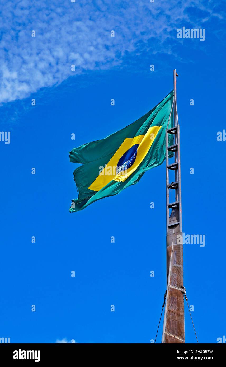 Drapeau brésilien et ciel bleu, Belo Horizonte, Brésil Banque D'Images