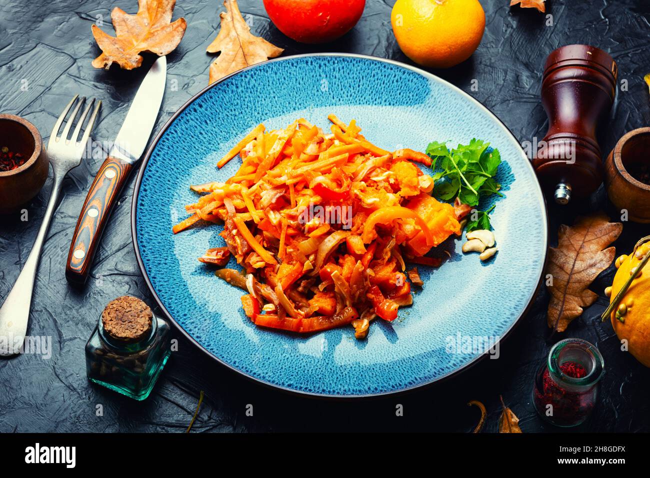 Salade d'automne aux oreilles épicées de porc et à la citrouille Banque D'Images