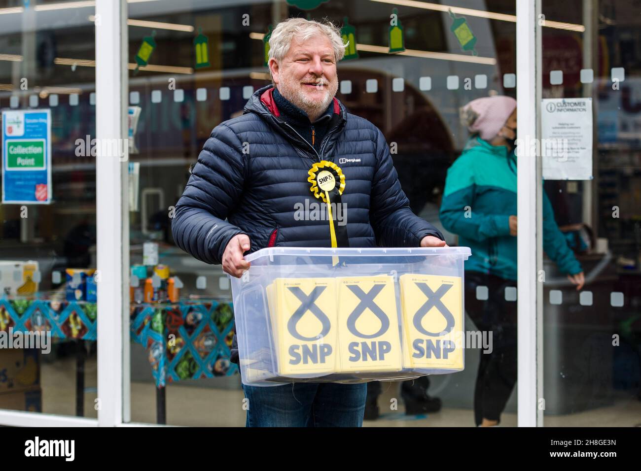 L'ancien SNP Angus Robertson à la Co-Op de Dalry alors que le public voterait aux élections parlementaires écossaises.Crédit: Euan Cherry Banque D'Images